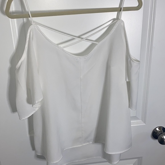 all white short sleeve Off shoulder. - Picture 3 of 4